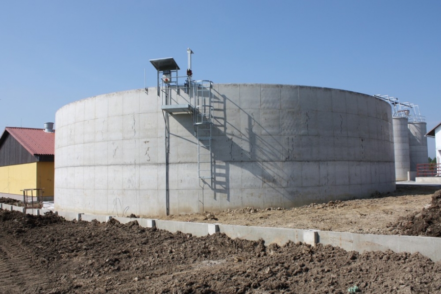 Slurry warehousing by the stable for breeding pigs - Dolní Vestec 